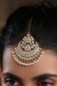 The elegance of timeless Kundan combined with high-grade shell pearls. This delicate maang tikka is set on silver alloy and plated with 22k gold. Perfect to wear to dinner, and the perfect gift for family members, friends, or bridesmaid. Style Tip - What's lovely about this piece is how even a small piece of jewellery can make such a huge impact on your entire look. You can dress this down by simply wearing this as a single piece and it will amp up the glam factor within seconds! Handcrafted in Luxury Wedding Temple Jewelry Tikka, Luxury White Tikka For Festive Occasions, Luxury Elegant Kundan Tikka, Luxury White Tikka For Festive Season, Luxury Gold Kundan Tikka, Luxury Meenakari Tikka For Festive Season, Luxury Tilla Tikka For Reception, Luxury Tikka For Diwali Festive, Luxury Heavy Bollywood Style Tikka