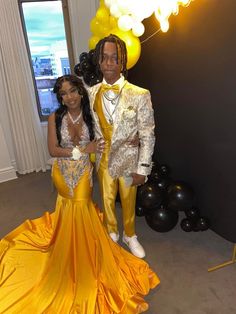 Couple Prom Outfits, Prom Suit And Dress, Couple Prom, Baddie Ideas, Prom Corsage And Boutonniere, Prom Suit, Prom Corsage