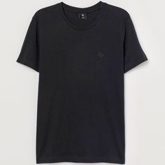 This Black Jersey Cotton T-Shirt Is From The Men With X H&M Collaboration. It’s Not Fitted But Slightly Tapered At The Waist And Has The Classic Men With Mw Motif On The Front Left Side. Dress It Up Or Wear It Casually. It's Perfect For Any Closet. If You Don’t Know Men With Go Look Them Up On Instagram Now They Post The Latest And Greatest Things “Men With” Style Should Know About. Fashion, Food, Culture. Thank Me Later. H&m Classic Relaxed Fit Top, H&m Cotton Tops For Streetwear, Basic H&m Tops, Casual Black H&m Shirt, Casual Black H&m Tops, H&m Relaxed Fit T-shirt For Streetwear, Casual Black Shirt By H&m, H&m Classic Short Sleeve Tops, H&m Cotton T-shirt With Relaxed Fit