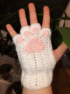 It was always my dream to have cat paw gloves, so i decided to make them instead of buying and I couldn’t be happier Kat Haken, Paw Gloves, Mode Crochet, Kawaii Crochet, Crochet Gloves, Fun Crochet Projects, Diy Crochet Projects