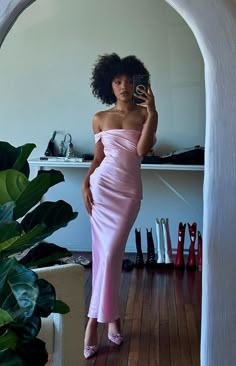 Ella Light Pink Off Shoulder Formal Maxi Dress – Beginning Boutique US Soft Pink Maxi Dress, Heels For Pink Dress, Spring Pink Satin Dress, Birthday Pink Dress, Pink And Gold Outfit, Pink Dress Formal, Off Shoulder Formal Dress, Tiny Dresses, Premiere Dress