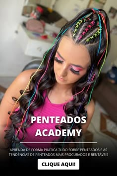 Trança nagô e tradicional com fitas coloridas nas cores verde lima, azul e pink rosa, cabelo longo e com cachos e ondulado Maquiagem rosa, blusa rosa Neon Hairstyles, Ideas Para Carnaval, Rave Hairstyles, Make Carnaval, Festival Braids, Girls Hairstyles Easy, Rave Hair, Rave Style, Instagram Site