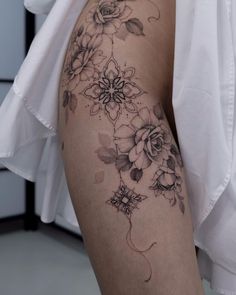 a woman's thigh with flowers on it