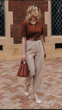 Light Academia Aesthetic Outfit Casual, Business Look Woman, Classy Outfits Work, Uk Outfit Women, Casual Romantic Outfit, How To Style A Sweater, Sofisticated Style, Sarah Mantelin, Romantic Fashion Style