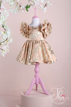 This powder-colored satin girl's dress is perfect for special occasions and features elegant flower accents on the shoulders, emphasizing its nature-inspired theme. Ideal for birthdays, family gatherings, and celebrations, this charming dress allows the young wearer to showcase her elegance and vibrant spirit. Easter For Babies, Silver Flower Girl Dress, Purple Flower Girl Dress, Girl Green Dress, First Birthday Dress, Flower Girl Dresses Blue, Girls Dresses Diy, First Birthday Dresses