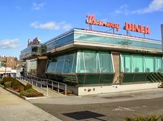 there is a very large diner on the top of this building that's next to a parking lot