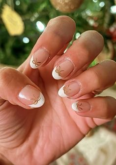 Holiday bow nails Cute Gel Nails For Christmas, Matching Christmas Nails For Besties, Basic Christmas Nail Designs, Holiday Nail Ideas Simple, Winter Nails Ideas Short, Simple November Nails Short, Preppy Thanksgiving Nails, Short Almond Thanksgiving Nails, Cute French Tip Christmas Nails