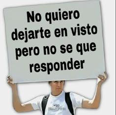 a man holding a sign that says no quiero de diante en vistao perro no se que responder