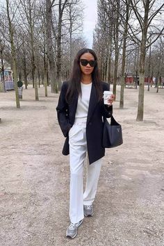 30+ Chic Business Casual Work Outfits with Sneakers That Perfectly Blend Comfort and Style New Balance Sneaker Outfit, White Beige Outfit, London Vacation Outfits, Nb 574, Perfect Capsule Wardrobe, Smart Casual Work, Chic Summer Style