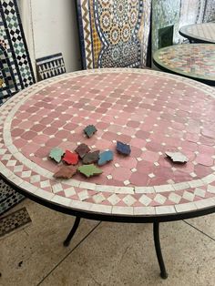 a table that has some broken tiles on it