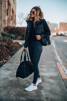 Active Holiday Outfit, Athletic Wear For Work, Lululemon Perfectly Oversized Crew, Cozy Workout Outfit, Chic Workout Outfit, All Black Athleisure Outfit, Cozy Athleisure, Chic Athleisure Outfits