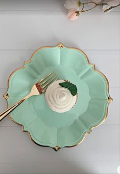 Scalloped Plates, Gingham Party, Soft Mint Green, Tea Party Table, Green China, Floral Balloons, White Baby Showers, Party Tablescapes, White Confetti