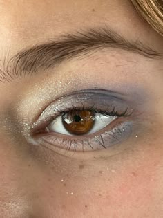 Silver Makeup Hooded Eyes, Make Up Silver Eyes, Summer Makeup Looks For Blue Eyes, Silver Blue Eyeshadow, Natural Makeup Silver, White Shimmer Eyeshadow, Nyx Jumbo Stick, Elf Glitter Eyeshadow, Silver Blue Makeup