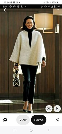 Mode Over 50, White Outfits For Women, Mode Tips, Home Wear Women Casual, Mode Chanel, Woman Walking, Homewear Fashion, White Coat