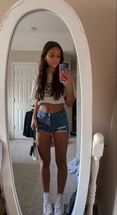 Simple Jean Shorts Outfit, Jean Shorts Summer Outfit, Outfit Inspo Jean Shorts, Summer Fits Basic, Outfits With Jean Shorts For School, Cute Outfits For School Shorts, All White Converse Outfit, Cute Jean Short Outfits, White Converse Fits