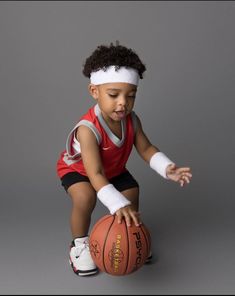 2nd Bday Photoshoot Boy, Kid Photoshoot Ideas Boys, Birthday Photoshoot Ideas For Kids, Kids Birthday Photoshoot Ideas, Baby Boy Basketball, Baby Boy Photo Shoot Ideas, Birthday Photoshoot Ideas Boys, Black Baby Art, Toddler Basketball