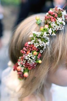 Couronne de fleurs pour petite fille Flower Girl Baskets, Hair Wreath, Wax Flowers, Floral Headpiece, Floral Hair, Floral Crown, Flower Headband, Flower Girls, Flower Crown