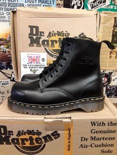 An excellent example of Dr Martens Industrial Steel Toe Boots. Made in England during the 1990s, the Golden Age of British Shoemaking. Featuring a rare 7 Hole profile, Black Haircell Upper, Yellow Stitching and Strong Commando Sole.Size 6 UK Dr Martens White, Green Boots, Steel Toe Boots, Patent Leather Boots, Boots Vintage, Cream Shoes, Black Leather Ankle Boots, Toe Boots, White Boots