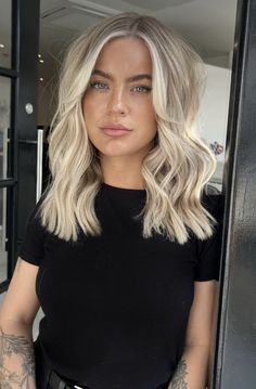 Medium Length Money Piece, Blonde Colour Melt, Balayage Short Blonde Hair, Natural Blonde With Dimension, Light Bright Blonde Hair, Lived In White Blonde, Bright Blonde Around Face, Shoulder Length Blonde Hair Styles, Medium Blonde Hair Styles