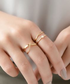 Hand Jewelry Rings, Delicate Gold Ring, Modern Gold Jewelry, Pretty Jewelry Necklaces, Gold Rings Fashion, Gold Rings Jewelry, Gold Ring Designs, Gold Jewelry Simple, Classy Jewelry