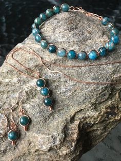 Handmade natural apatite and copper jewelry set. Beads 6mm for maximum comfort while wearing. Bracelet size made for customer. Apatite Jewelry, Beaded Animals, Copper Jewelry, Estonia, Bracelet Sizes, Jewelry Set, Handmade Natural, Jewelry Sets, Handmade Items