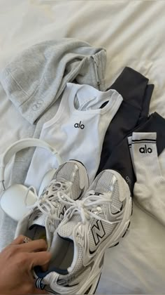 Alo Aesthetic Gym, Workout Cute Outfits, Gym Clothes Aesthetic Closet, Workout Stuff Aesthetic, Vision Board Outfits Aesthetic, Vision Board Ideas Clothes, Alo Fitness Outfit, Alo Yoga Outfit Ideas, Lululemon Vision Board