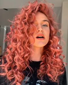 Pink Curly Hair, Red Hair Colour, Curly Hair Color Ideas, Curly Hair Color, Peach Hair, Colored Curly Hair, Goddess Hairstyles, Red Hair Color