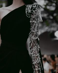 Dark Royalty Aesthetic Outfit, Dark Fantasy Clothing Aesthetic, Medusa Aesthetic Outfit, Dark Pearl Aesthetic, Armor Wedding Dress, Powerful Dresses, Dark Fashion Aesthetic, Yennefer Of Vengerberg, Night Court