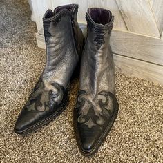 Donald J Pliner Silver Metallic Black Suede Western Ankle Boots Modern Black & Silver Suede Western Ankle Boots Buttery Soft Suede Zippers Up On Inside Made By Donald J Pliner Western Couture Collection Size / Measurements Size 5.5 Heel Height 2.25″ Width At Ball Of Foot 3.5″ (Exterior) Total Height 7″ Heel Platform Cowgirl Equestrian Rodeo Ankle Leather Designer Some Wear At One Toe Gray Round Toe Formal Boots, Gray Round Toe Boots For Formal Occasions, Gray Leather-sole Boots For Fall, Gray Formal Boots With Round Toe, Gray Formal Boots For Fall, Formal Gray Boots For Fall, Western Couture, Western Ankle Boots, Ankle Bootie