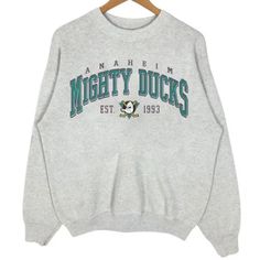 New England Patriots Sweatshirt, Anaheim Ducks Hockey, Hockey Sweatshirts, Nfl Patriots, Patriots Football, Hockey Shirts, Fan Shirts, Sweatshirt Vintage, Chicago Blackhawks