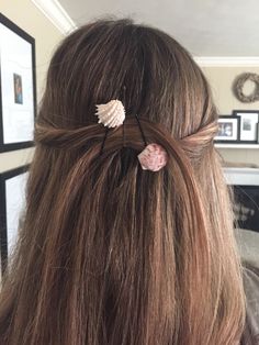 Sea shell hair clips Sea Shell Bobby Pins, Shells Hair Accessories, Sea Shell Hair Clip, Seashell Hair Pins, Sea Shells In Hair, Seashell Crafts Aesthetic, Sea Shell Hair Accessories, Seashell Hair Clips