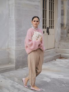 Rose Sweater Outfit, Light Pink Sweater Outfit, Pink Cardigan Street Style, Outfit Pull, Light Pink Sweater, Pink Sweater Outfit, Sezane Pink Sweater, Light Pink Sweaters