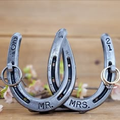 Rustic horseshoe wedding ring holder Horse Themed Wedding Ideas, Western Wedding Gift Ideas, Country Western Engagement Photos, Cow Wedding Theme, Western Wedding Nails For Bride, Fall Barn Wedding Ideas, Cowboy Wedding Ideas, Cowboy Wedding Decorations, Modern Western Wedding