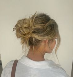 Up Do Wedding Guest Hair, Mid Messy Bun, Cute Curly Hairstyles For School, Hair Updos Easy, Updos Easy, Curly Hairstyles For School, Hair Stylies, Updo Hairstyles, Katie Holmes