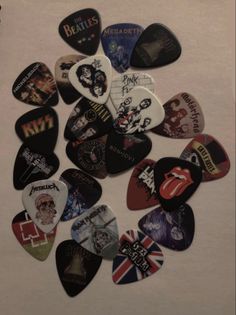 a bunch of guitar picks are arranged in a circle