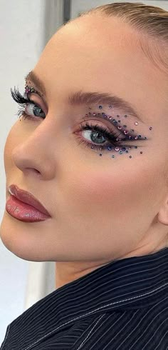 Crystal Makeup Look, Summer Makeup Trends, Crystal Makeup, Makijaż Smokey Eye, Bold Makeup, Creative Eye Makeup, Creative Makeup Looks