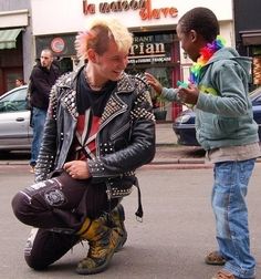 punk fashion | punk fashion photo hannabeth's photos - Buzznet Punk Mode, Gay Pride Parade, Punks Not Dead, Estilo Hippie, Bad Influence, Rock N’roll, Pride Parade, Estilo Punk, Jim Morrison