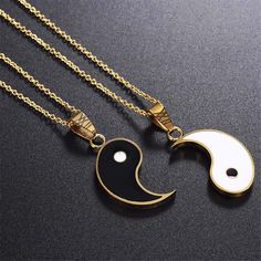 Yin and Yang Necklace 2 Pieces | Yin Yang Paradise Yin Yang Jewelry, Yin En Yang, Puzzle Piece Necklace, Yin Yang Necklace, Jamie Hewlett, Couple Necklaces