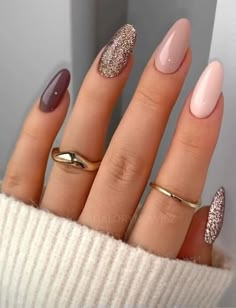 Simple Nail Designs Glitter, Glitter Nails Classy, Nails Polish Aesthetic, Classy Nude Nail Designs, Trendy Fall Nails, Long Almond Nails, Simple Fall Nails, Look Put Together, Fall Gel Nails