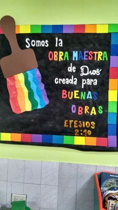 there is a chalk board on the wall that says somos la obra maestra de dos creada para buenas obras