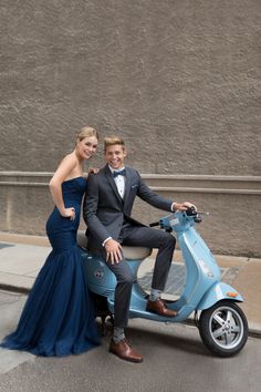 Grey Suits For Prom, Prom Outfits Guys, Grey Suit Prom, Prom Tuxedo Ideas, Farewell Dress Ideas, Suits For Prom, Farewell Dress, Formal Pics, Tux Prom