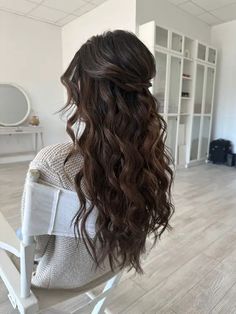 Discover Trendy Half Up Half Down Bridal Hairstyles for Every Hair Length Mermaid Curls Wedding Hair, Long Beach Waves Wedding Hairstyles, Hair Inspo For Bridesmaid, Updo Beach Hairstyles, Beach Waves Bride Hair, Beach Waves Half Up, Wavy Hairstyles For Long Hair Half Up, Beach Waves Hair Wedding Bridesmaid, Waves Half Up Half Down