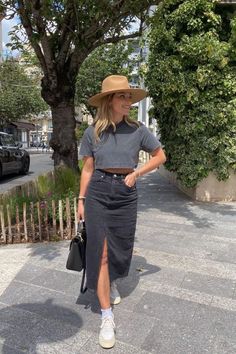 Maxi Skirt Outfit Ideas, Denim Maxi Skirt Outfit, Denim Midi Skirt Outfit, Fashion Through The Decades, Maxi Skirt Outfit, Rok Outfit, Skirt Outfit Ideas, Jean Skirt Outfits, Denim Skirt Fashion