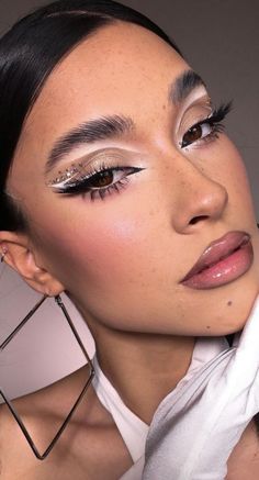 Makeup White Outfit Makeup, Christmas Party Makeup Classy, Club Makeup Night, White Eyeliner Makeup Looks, White Makeup Aesthetic, Creative Eye Makeup Looks, Makeup For White Dress, Black And White Makeup