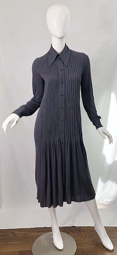 For Sale on 1stDibs - MARC JACOBS for BERGDORF GOODMAN early 2000s 1920s flapper style grey shirt dress ! Features a pleated bodice with a drop waist. Buttons up the front and Casual 1920s Outfit, 1920s Fashion Women Casual, 1920s Outfit, 1920s Fashion Dresses, 1920s Fashion Women, 1920s Outfits, Grey Shirt Dress, 1920 Fashion, Shirtwaist Dress