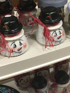 there are many snowmen on the shelf together