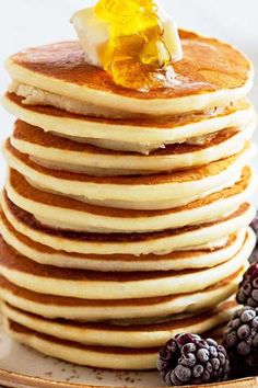 vanilla protein powder pancakes Classic Pancake Recipe, Easy Protein Pancakes, Protein Powder Pancakes, Baking With Protein Powder, Oatmeal Pancakes Recipe, Healthy Pancake Recipes, Breakfast Prep