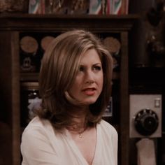 Rachel Green Hair Short Layered, The Rachel Haircut Short, Rachael Haircut, Rachel Haircut Friends, Rachel Green Hair Short, Rachel Green Short Hair, Med Hairstyles, Rachel Green Haircut, Modern Rachel Haircut