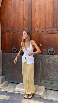 Barcelona Fits Summer, South Of Spain Outfit, Beachy Concert Outfit, Portuguese Summer Outfits, Barcelona Style Fashion, Spanish Summer Outfits, Barcelona Summer Outfits, Spanish Street Style, Italy Street Fashion