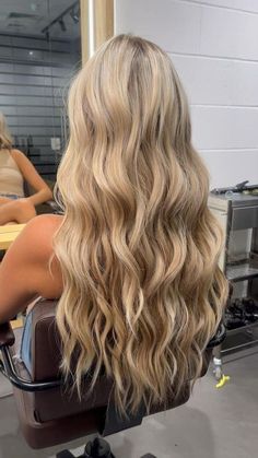 blonde long healthy hair styled loose curl hairstyles 90s blowout styling Blonde Hair Goals, Blonde Lowlights, Perfect Blonde Hair, Bright Blonde Hair, Rambut Brunette, Summer Blonde Hair, Dyed Blonde Hair, Dirty Blonde Hair, Honey Blonde Hair